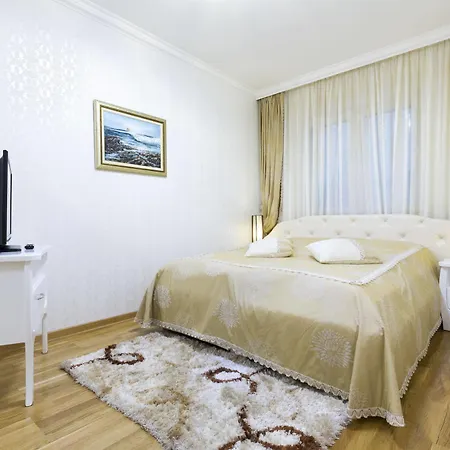 Lazar Lux Βελιγράδι